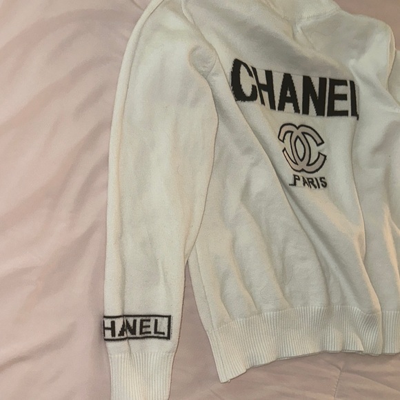 CHANEL Ivory Sweater with Iconic Logo - Picture 5 of 5